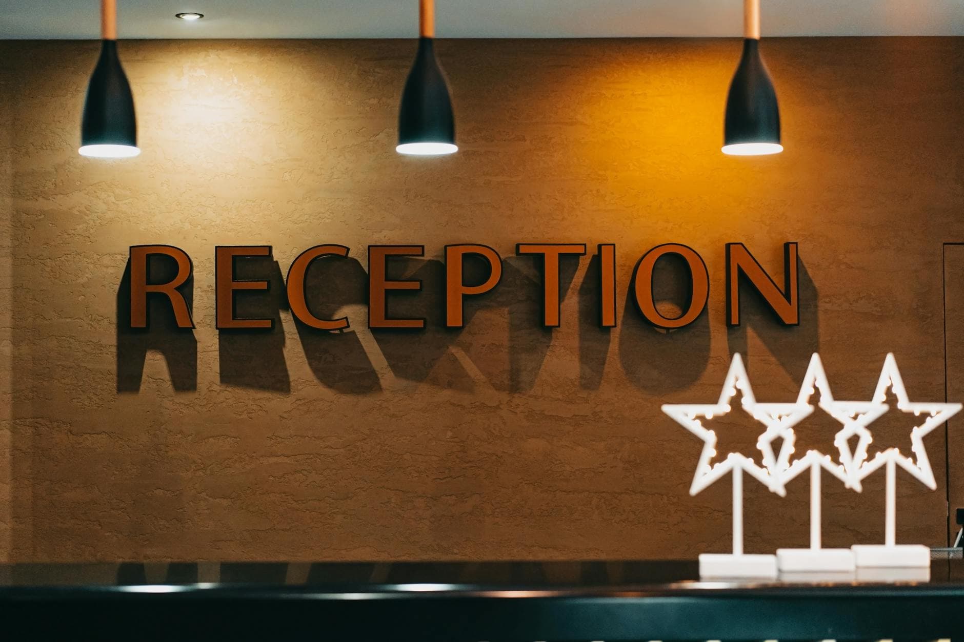 Hotel Lobby Digital Signage: Upsell Amenities Automatically