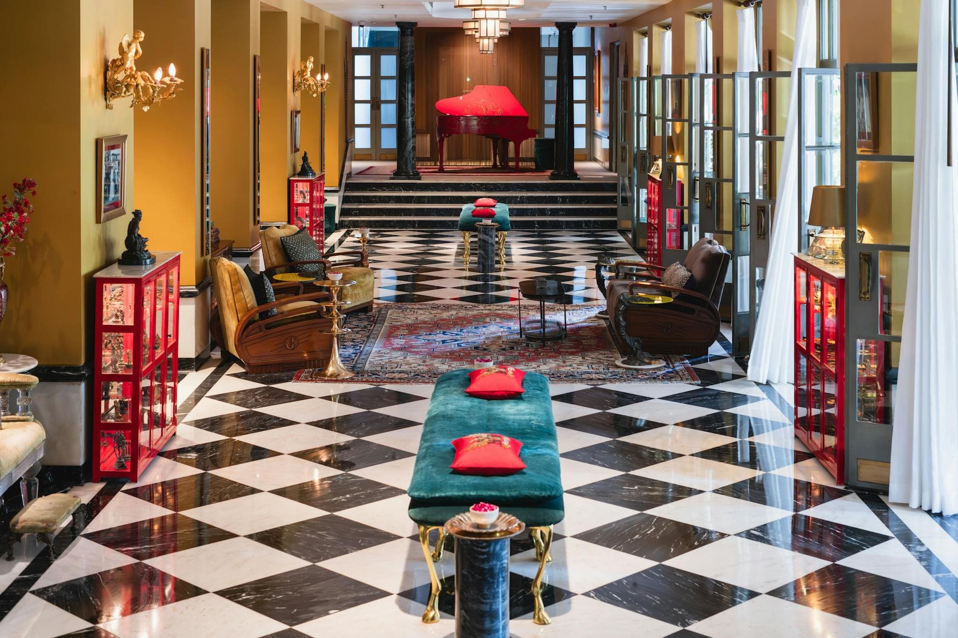 Señalización Digital para Hoteles: Guía Completa para LATAM