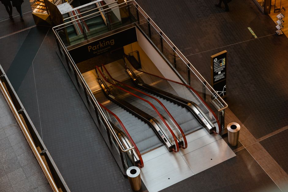 Escalera eléctrica dentro de un centro comercial moderno
