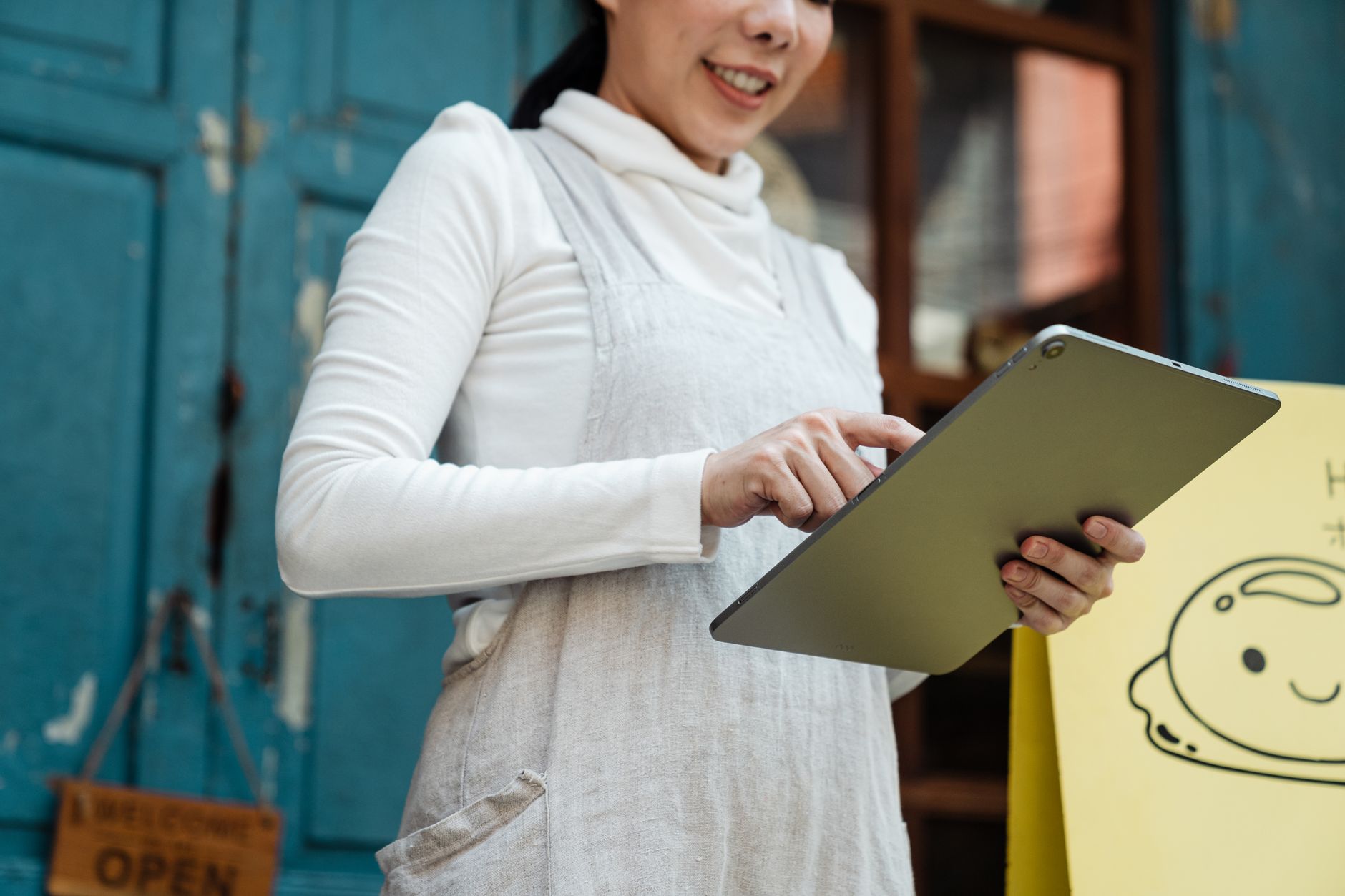 Restaurant staff member testing a tablet before connecting a signage screen