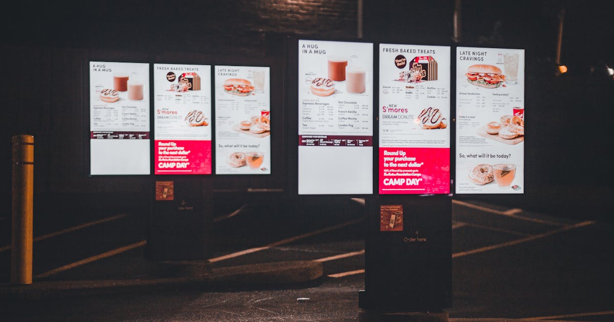 Restaurante con pantalla digital mostrando menú y precios actualizados