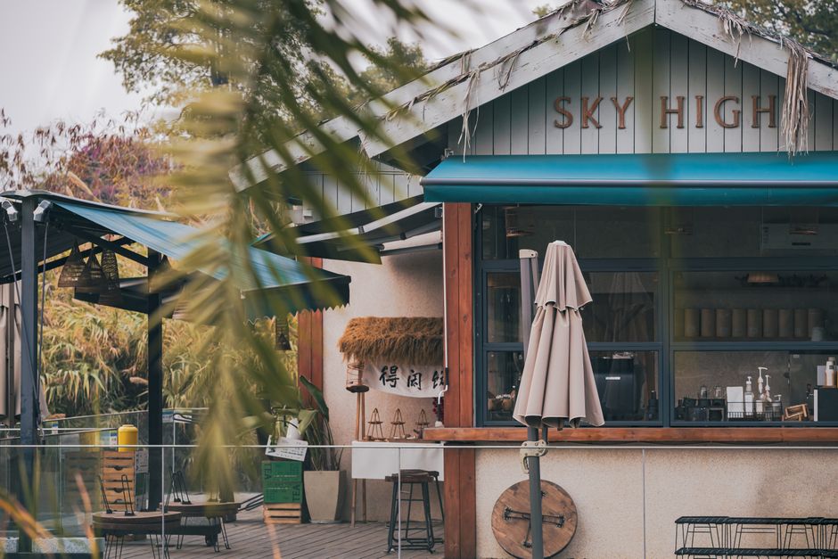 A quiet outdoor cafe counter that can be equipped with simple browser-based venue screens
