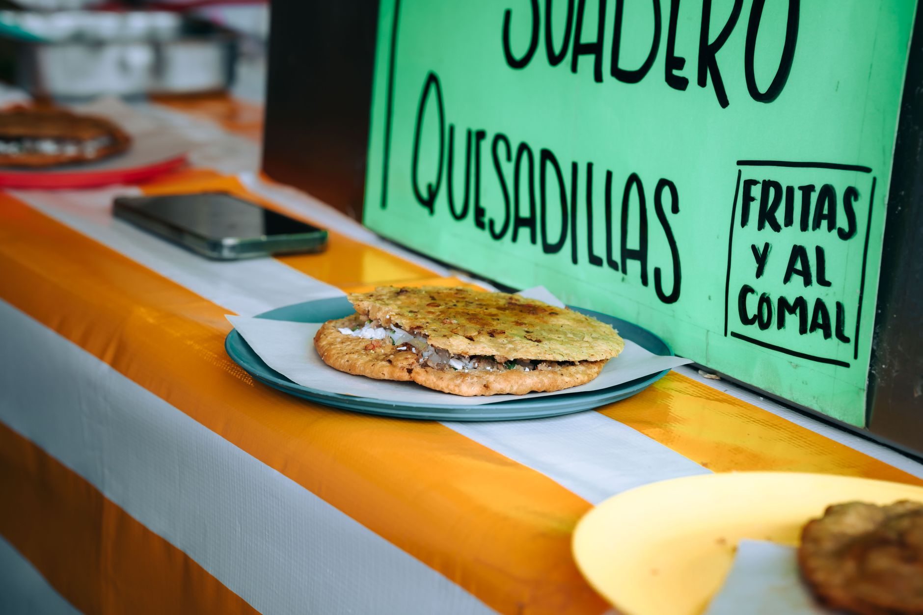 Quesadilla en un mostrador mexicano para planear pantallas de comida rápida