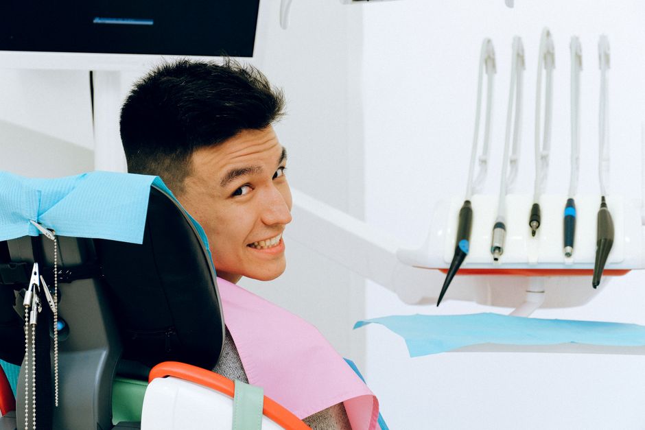 Paciente sonríe en el sillón dental antes de su consulta