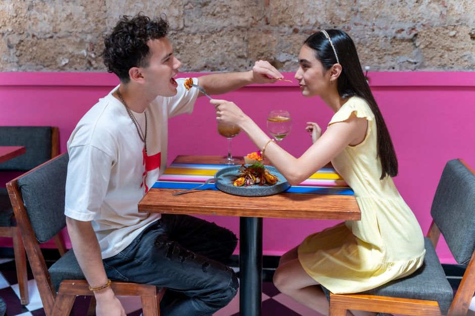Clientes en restaurante mexicano como ejemplo de espera con promociones discretas