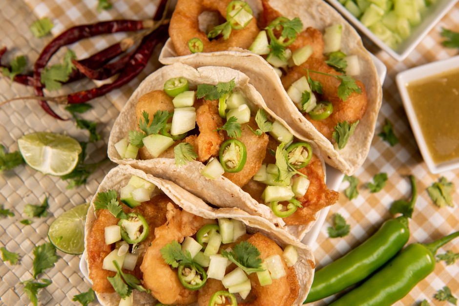 Tacos servidos para una promoción de comida durante el partido