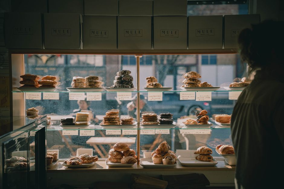 Vitrina de panadería como contexto para una promoción en pantalla