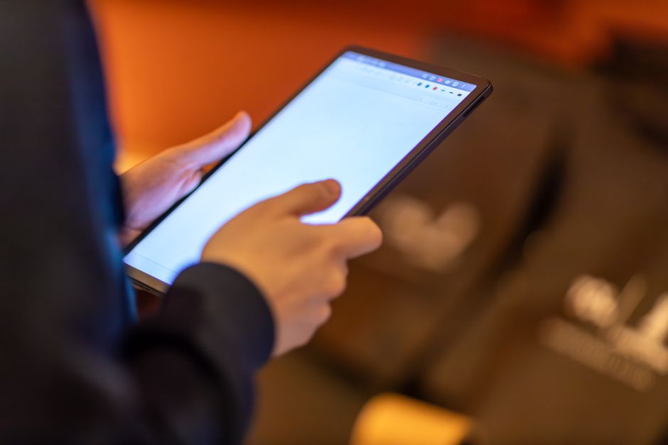 Persona usando una tableta para registrar cambios y resultados del piloto de pantalla