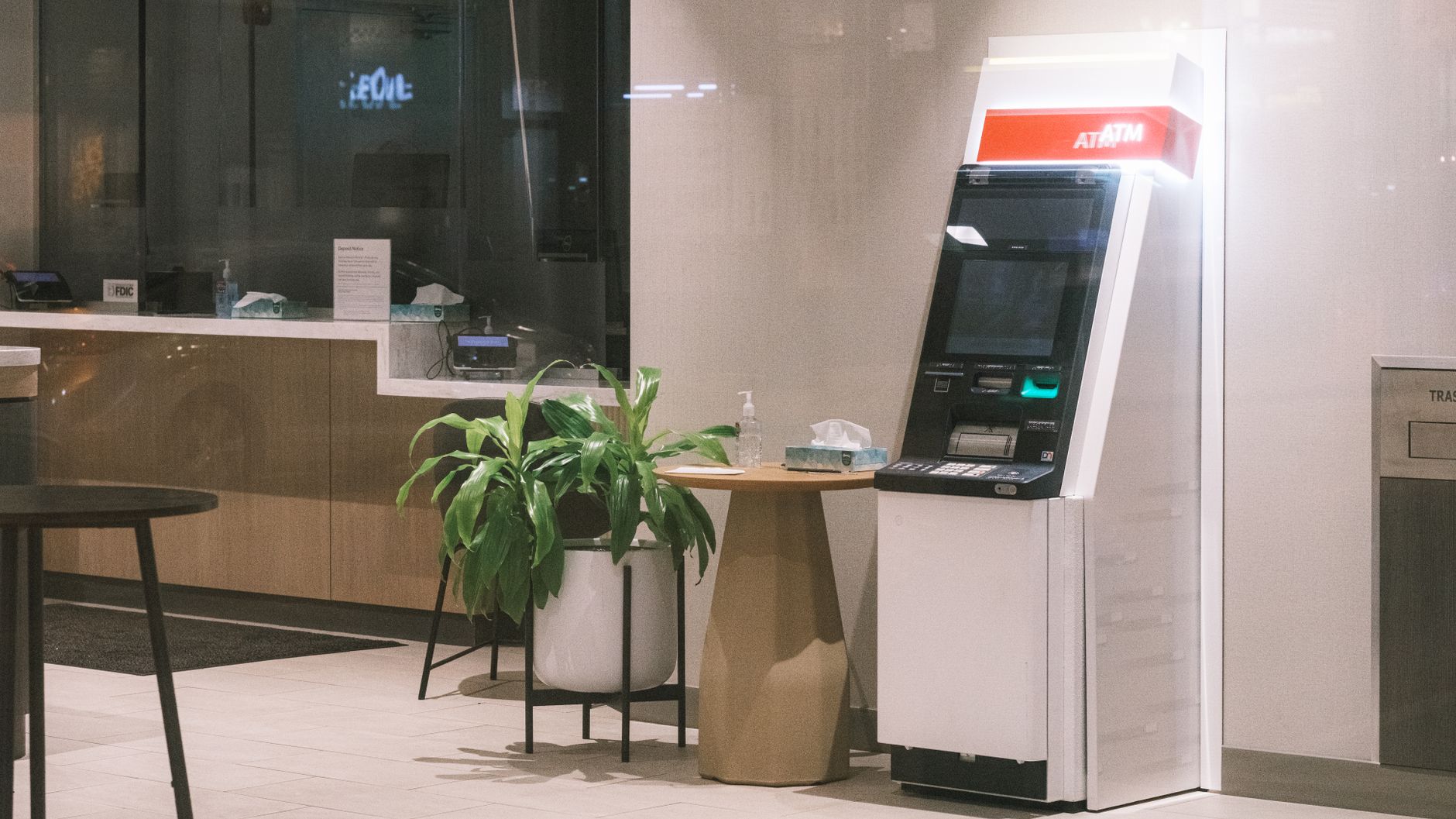 Cajero automático dentro de una sucursal bancaria moderna