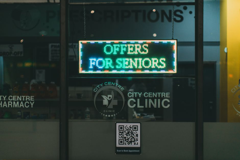 Anuncio luminoso en una clínica para comunicar servicios y citas