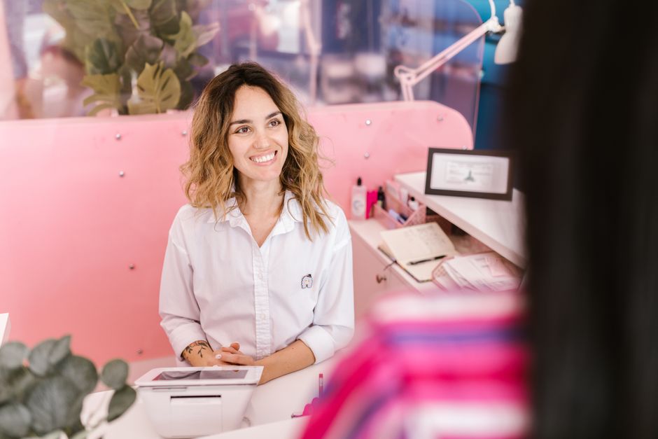 Recepción de salón de belleza durante la atención a una clienta