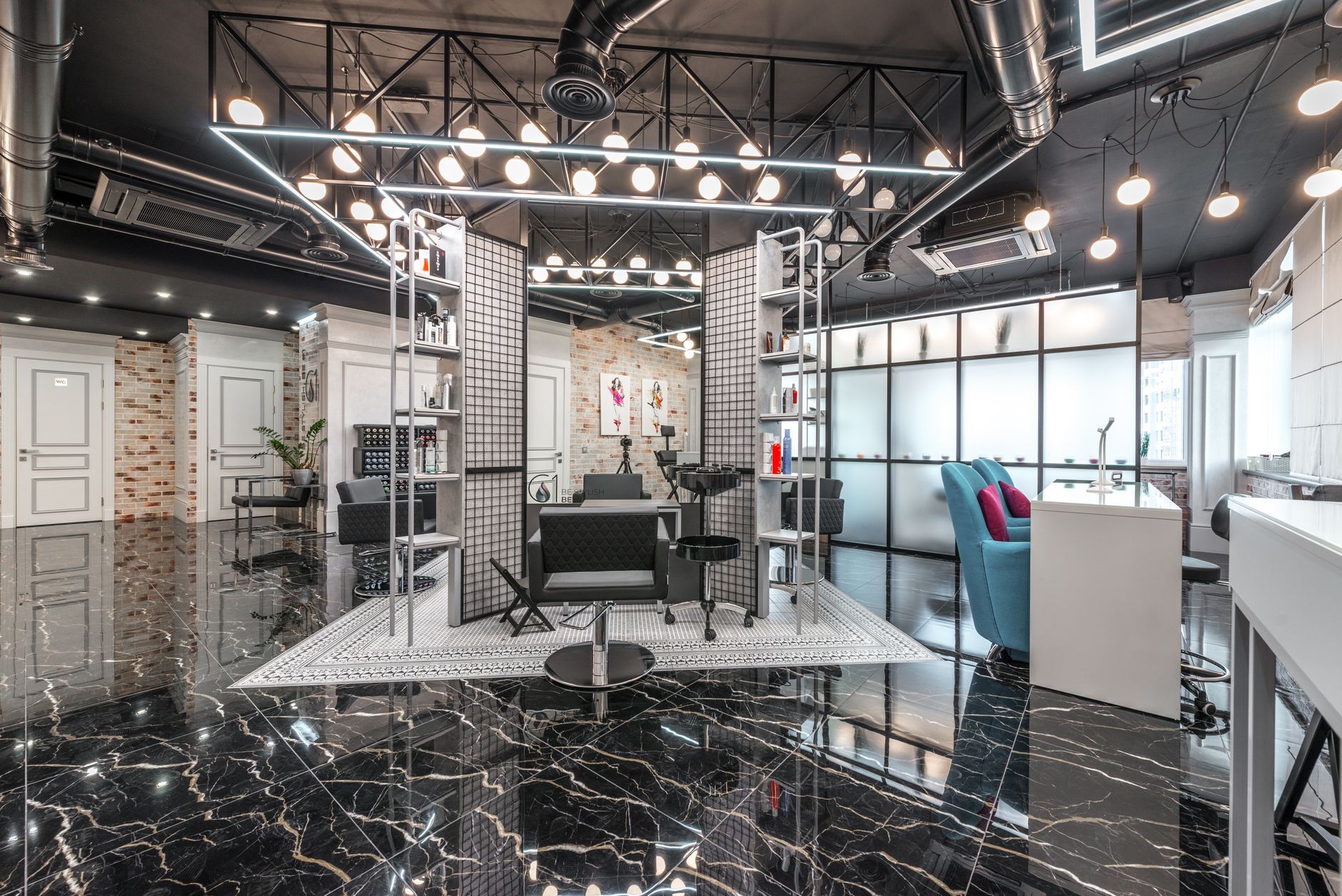 Interior moderno de una estética con espacio para señalización digital