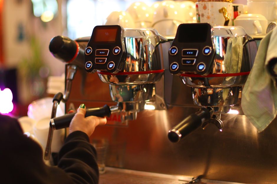 Máquina de espresso para un menú digital de cafetería en gasolinera