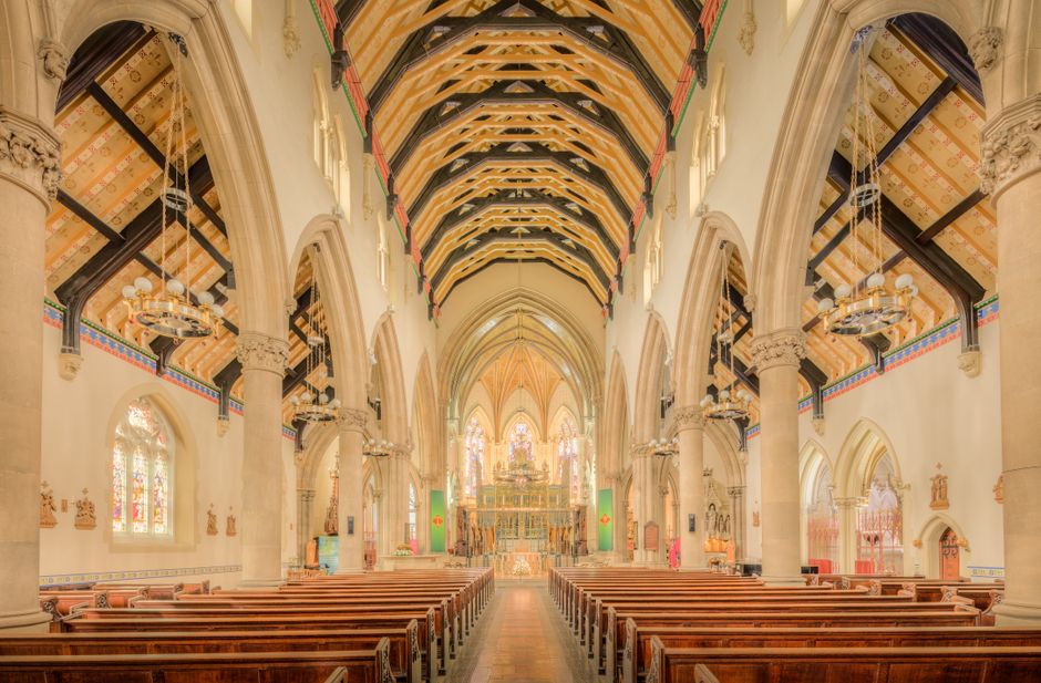 Interior de iglesia con pasillos y zonas claras para planear pantallas digitales
