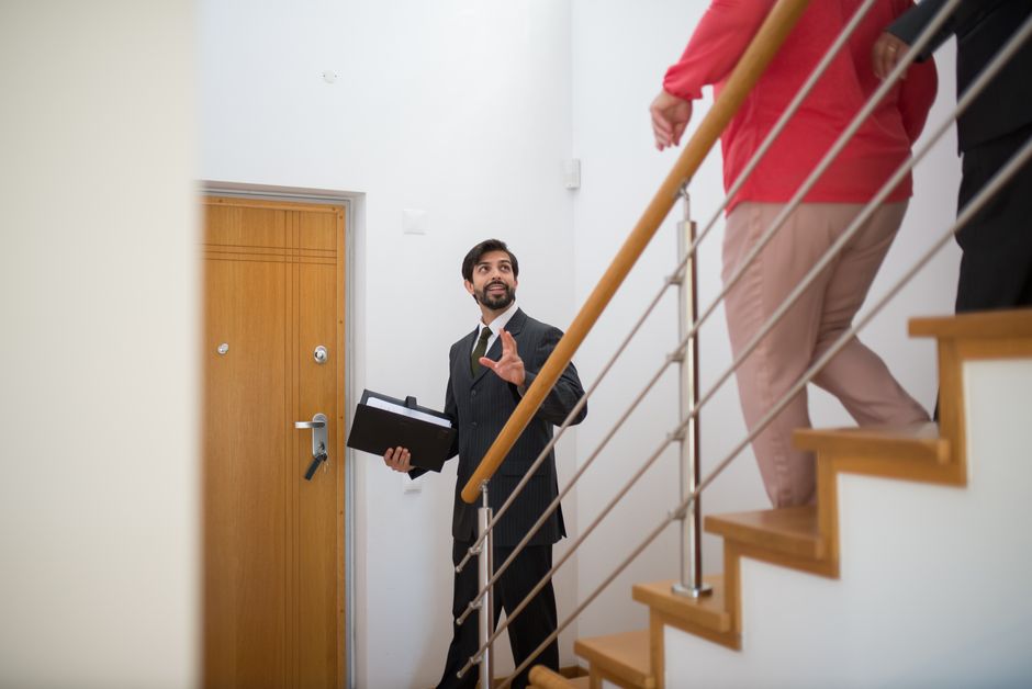 Asesor inmobiliario durante una visita a una propiedad