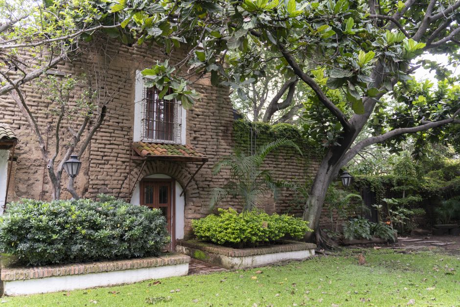 Casa de ladrillo con jardín en Guadalajara, México
