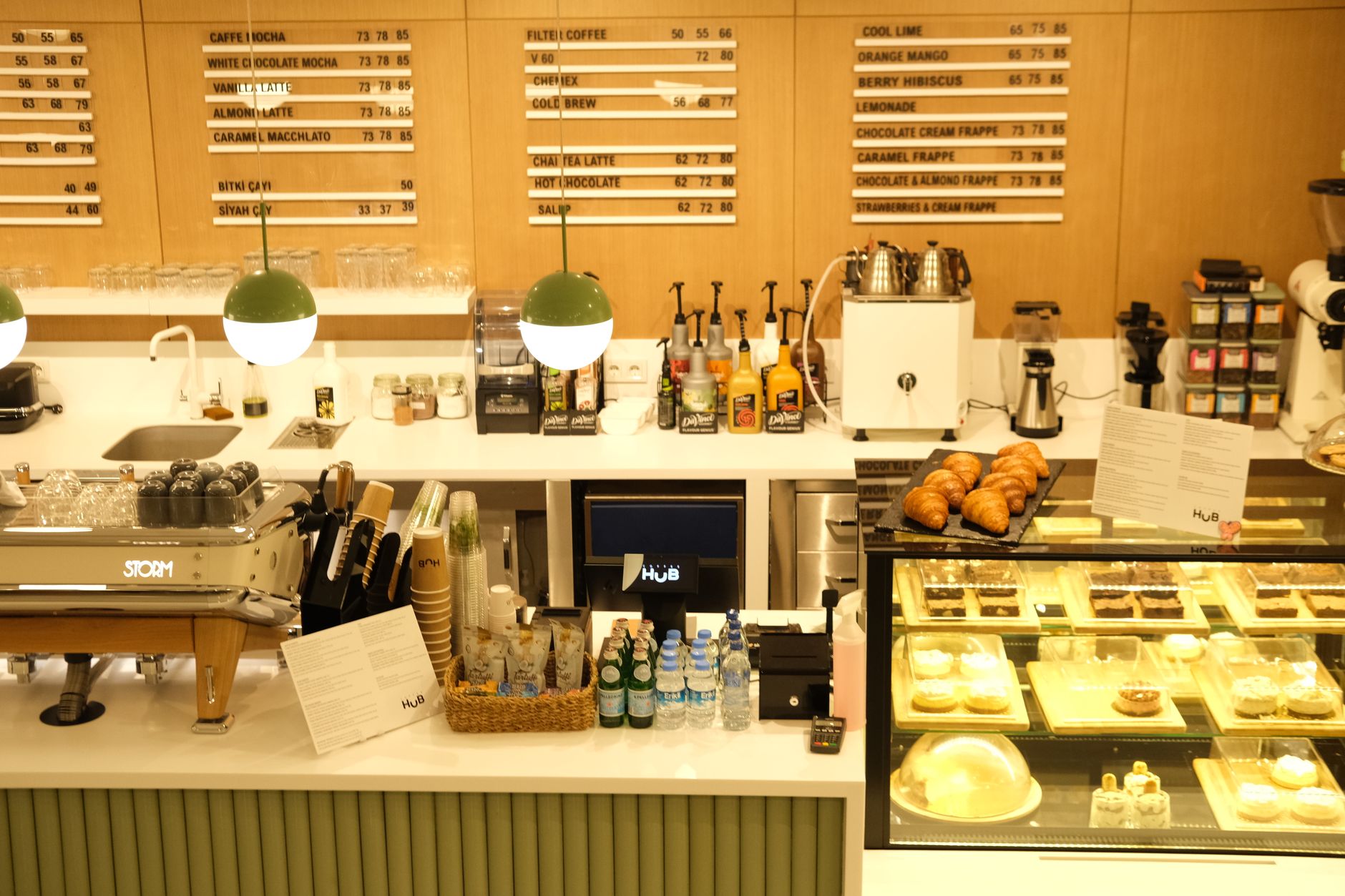 Interior de cafetería con barra y tableros de menú para planear pantallas digitales