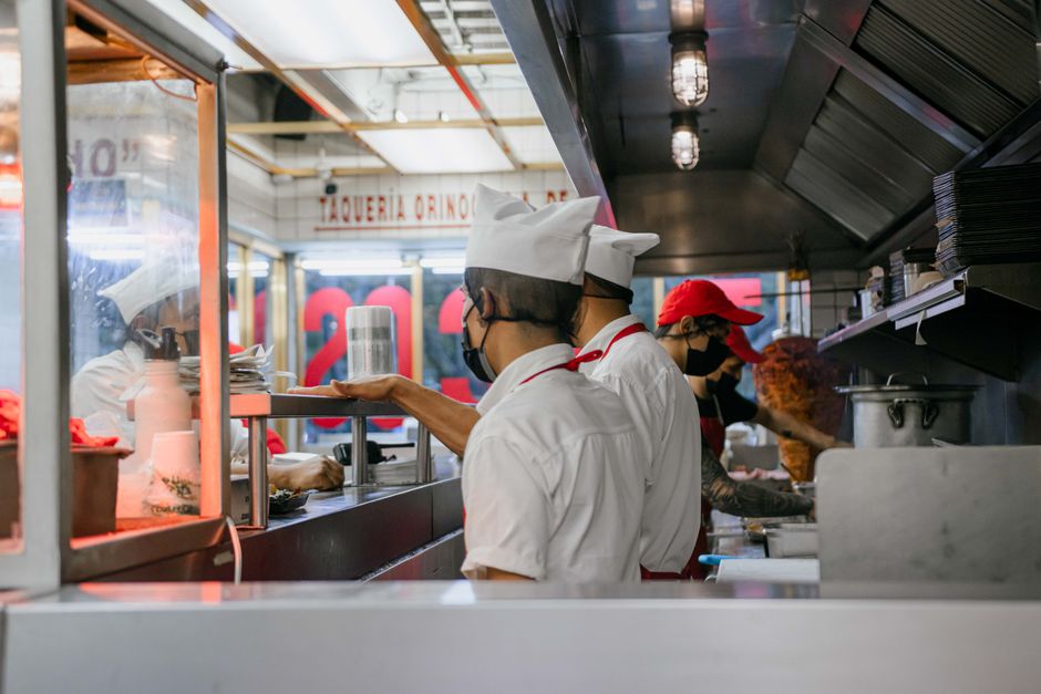 Equipo de una taquería preparando pedidos durante la operación