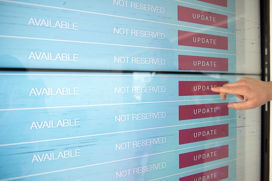 Persona actualizando información en una pantalla táctil