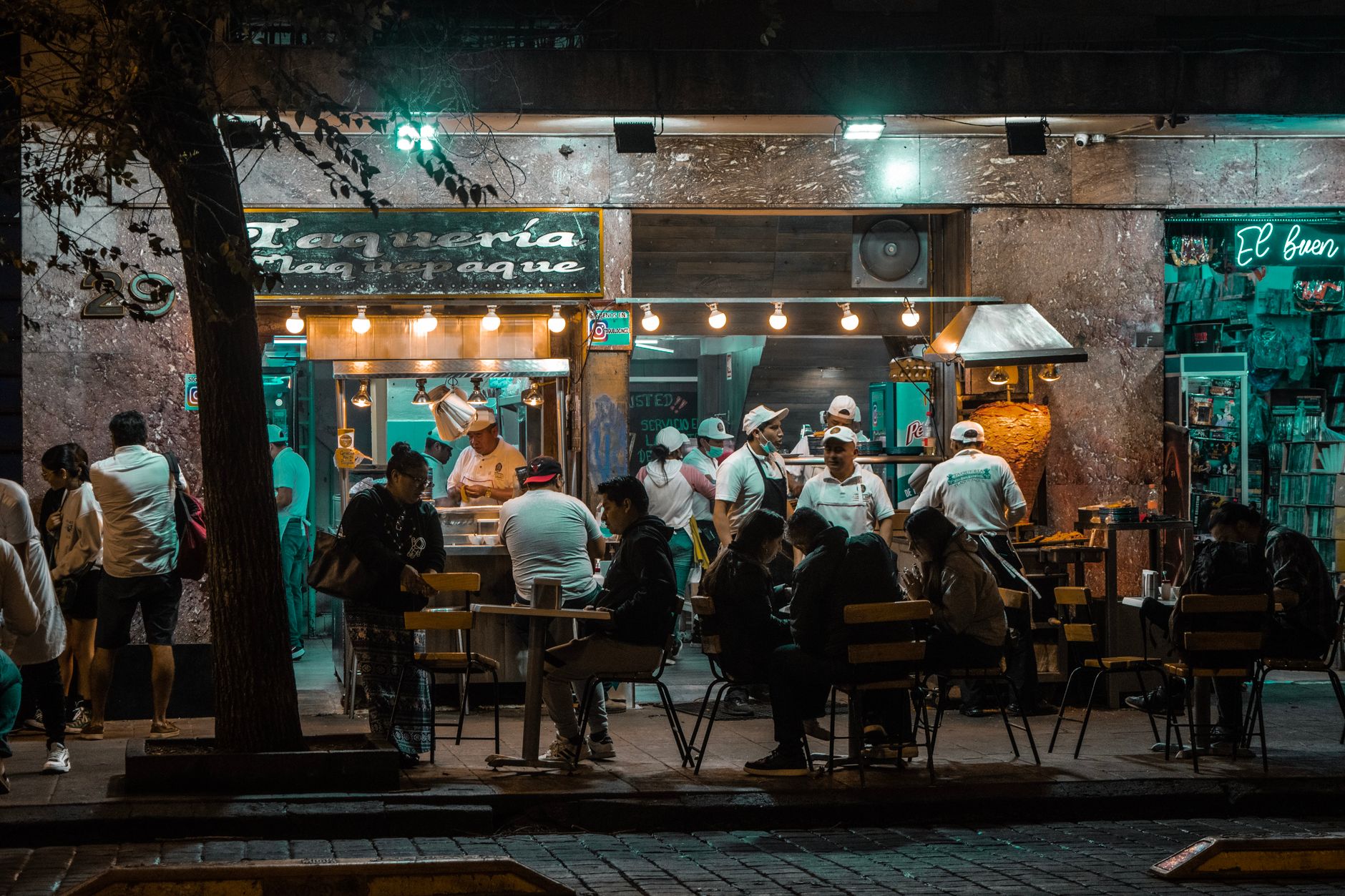 Taquería mexicana con atención nocturna y comunicación visual en fachada